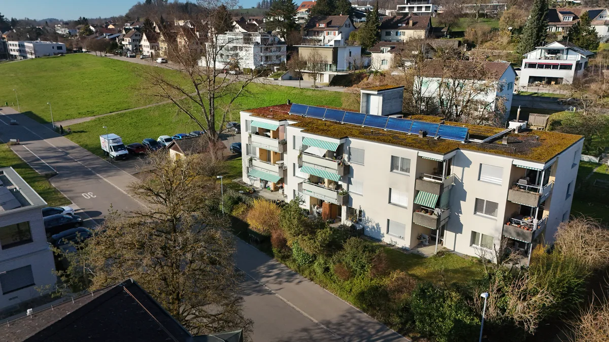 Man sieht eines von drei Häusern der Alterssiedlungs Genossenschaft Pfäffikon.